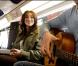 Camélia Jordana se veut très proche du public : ce concert sauvage est l'occasion de rencontrer les potentiels clients de son premier album éponyme.