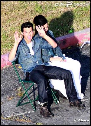 Le couple Demi Lovato et Joe Jonas, sur le tournage d'un nouveau clip, à Los Angeles, samedi 10 avril.