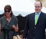 Albert de Monaco et sa soeur la princesse Caroline ont inauguré le 24 avril 2010 le 43e concours Flower Bunches dans le parc du Casino de Monte-Carlo
