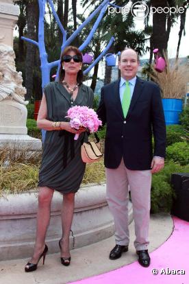 Albert de Monaco et sa soeur la princesse Caroline ont inauguré le 24 avril 2010 le 43e concours Flower Bunches dans le parc du Casino de Monte-Carlo
