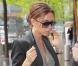Victoria Beckham en total look gris et sac Hermès bordeau en croco. Un style parfait pour la plus fashion des people. 
