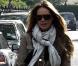 Elle Macpherson dans les rues de Londres avec un look de femme active recherché. 