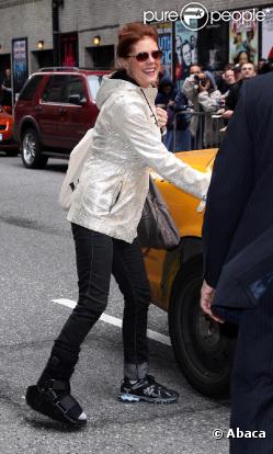 Susan Sarandon quittant le Ed Sullivan Theatre juste après avoir vu son fils faire une performance pour le Late Show à New York le 28 avril 2010