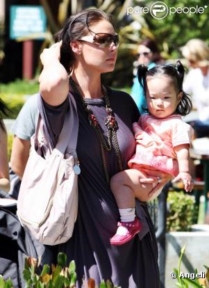 Katherine Heigl passe un moment en famille accompagnée de son adorable petite Naleigh à Malibu le 30 avril 2010