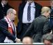 Albert de Monaco très attentionné avec sa Charlene le 1er mai 2010 au match Monaco/PSG !