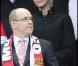Albert de Monaco très attentionné avec sa Charlene le 1er mai 2010 au match Monaco/PSG !