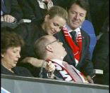 Albert de Monaco très attentionné avec sa Charlene le 1er mai 2010 au match Monaco/PSG !