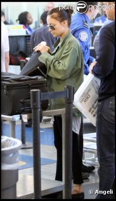 Nicole Richie à l'aéroport de Los Angeles, le 2 mai 2010