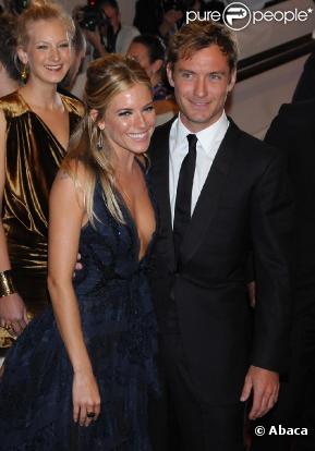 Sienna Miller et Jude Law au MET Ball à New York le 3 mai 2010
