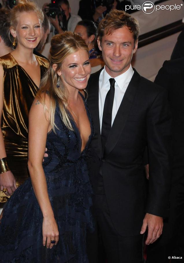 Sienna Miller et Jude Law au MET Ball à New York le 3 mai 2010