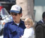 Ethan Hawke, sa petite Clementine, et son épouse se baladent à Paris. Avril 2010