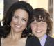 Julia Louis-Dreyfus au côté de son fils Charles lors de l'inauguration de son étoile sur le Walk of Fame le 04 mai 2010 à Hollywood
