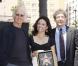 Julia Louis-Dreyfus pose au côté de Larry David et Warner Bros lors de l'inauguration de son étoile sur le Walk of Fame le 04 mai 2010 à Hollywood