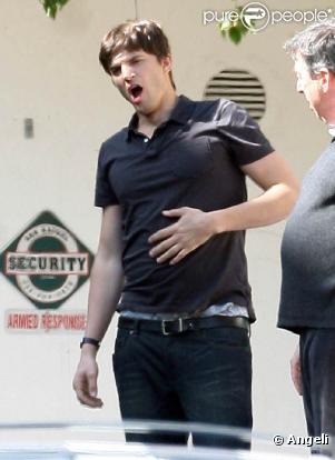 Ashton Kutcher sur le plateau de son nouveau projet, à Los Angeles, le 6 mai 2010.