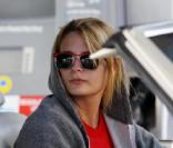 Mischa Barton va mettre de l'essence dans sa voiture le 7 mai 2010 en Californie