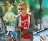 Mischa Barton va mettre de l'essence dans sa voiture le 7 mai 2010 en Californie