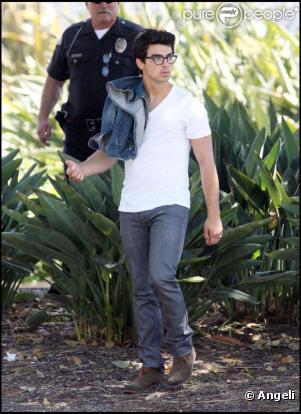 Les Jonas Brothers tournent un nouvel épisode de leur série J.O.N.A.S à Los Angeles, le mardi 4 mai 2010.