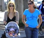 Sarah Michelle Gellar fait une petite promenade avec son adorable Charlotte Grace en compagnie d\'une amie à Brentwood le 8 mai 2010