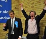 Zac Goldsmith et son agent le jour de sa victoire de député le 7 mai 2010 