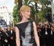 Cate Blanchett, habillée d'une robe Alexander McQueen, présente le film  Robin des Bois pour l'ouverture du festival de Cannes le 12 mai 2010