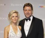Russell Crowe et son épouse Danielle Spencer lors de la soirée du film d'ouverture Robin des Bois  sur la plage de  l'hôtel Majestic lors du 63e Festival international du film de Cannes le  12 mai 2010