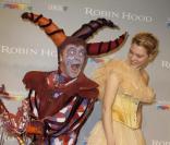 Léa Seydoux surprise par un troubadour lors de la soirée du film d'ouverture Robin des Bois  sur la plage de  l'hôtel Majestic lors du 63e Festival international du film de Cannes le  12 mai 2010