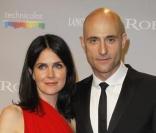 Mark Strong et sa bien-aimée lors de la soirée du film d'ouverture Robin des Bois  sur la plage de  l'hôtel Majestic lors du 63e Festival international du film de Cannes le  12 mai 2010