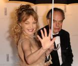 Arielle Dombasle et Frédéric Mitterrand lors de la soirée du film d'ouverture Robin des Bois sur la plage de l'hôtel Majestic lors du 63e Festival international du film de Cannes le 12 mai 2010