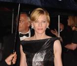 Cate Blanchett en Alexander McQueen lors de la soirée du film d'ouverture Robin des Bois sur la plage de l'hôtel Majestic lors du 63e Festival international du film de Cannes le 12 mai 2010