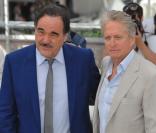 Oliver Stone et Michael Douglas lors du photocall de Wall Street 2 le 14 mai 2010 durant le festival de Cannes