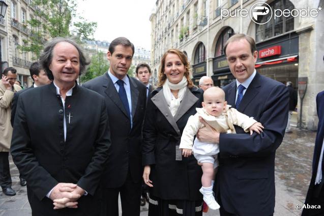 Le 14 mai, les royalistes assistaient aux commémorations du 4e centenaire de l'assassinat du roi Henri IV. Jean d'Orléans a préésenté son fils Gaston, avec sa femme Philomena. A gauche : Gonzague Saint-Bris et Louis de Bourbon. 