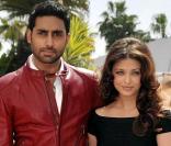 Aishwarya Rai et son époux Abhishek Bachchan présentent le film Raavan, au 63e festival de Cannes. Vikram est également à leurs côtés. 17/05/2010
