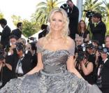 Adriana Karembeu lors de la montée des marches le 17 mai 2010 pendant le festival de Cannes pour la projection du film Biutiful