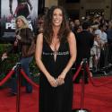 Alanis Morissette affiche un décolleté très généreux pour vous offrir la chanson du film Prince of Persia !