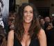 Alanis Morissette affiche un décolleté très généreux pour vous offrir la chanson du film Prince of Persia !
