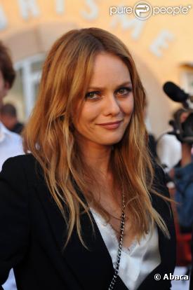 Vanessa Paradis était mise à l'honneur lors d'un dîner organisé à Cannes le 18 mai par Canal+, Chanel et Madame Figaro, et a eu une bien belle surprise avec la venue et le concert de Patti Smith !