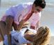 Kate Hudson, séparée de son séduisant sportif, batifole sur la plage... avec un beau brun !