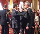 Nicolas Sarkozy et le récipiendaire à la remise d\'insigne de Gilbert Coullier, le 20 mai 2010.