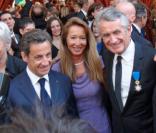 Nicolas Sarkozy, aux côtés de Nicole et Gilbert Coullier à la remise d\'insigne du producteur, le 20 mai 2010.