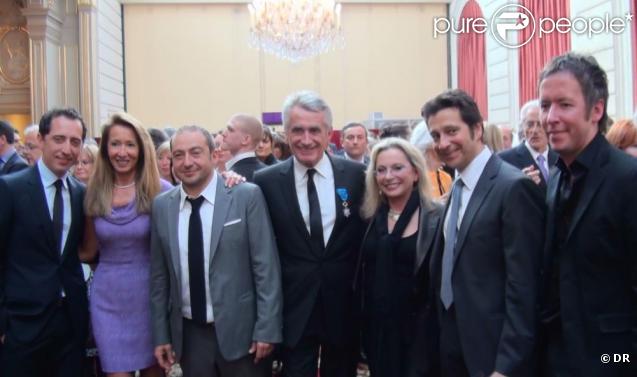 Gad Elmaleh, Nicole Coullier et Patrick Timsit à la remise d'insigne de Gilbert Coullier, le 20 mai 2010. Véronique Sanson, Laurent Gerra et Jean-Luc Lemoine sont aussi de la partie. 