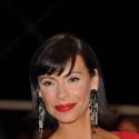 Cannes 2010 - Mathilda May : Changement de style pour une seconde montée des marches flamboyante !
