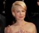 Michelle Williams : La ravissante actrice a fait confiance à la prestigieuse maison Chanel en portant une sublime robe en satin de soie rose pâle et sans bretelles.