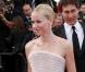 Naomi Watts : Simplement divine dans une somptueuse et longuissime robe nacrée, au buste joliment structuré, signée Armani Privé.