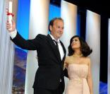 Xavier Beauvois, grand prix du jury pour Des hommes et des dieux, au côté de Salma Hayek, lors de la cérémonie de clôture du 63e festival de Cannes le 23 mai 2010