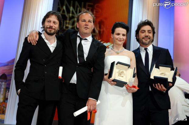 Mathieu Amalric, Xavier Beauvois et Juliette Binoche et Javier Bardem lors de la cérémonie de clôture du 63e festival de Cannes le 23 mai 2010