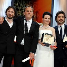 Mathieu Amalric, Xavier Beauvois et Juliette Binoche et Javier Bardem lors de la cérémonie de clôture du 63e festival de Cannes le 23 mai 2010