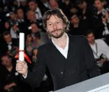 Mathieu Amalric avec son prix de la mise en scène pour Tournée, après la cérémonie de clôture du 63e festival de Cannes le 23 mai 2010