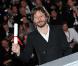 Mathieu Amalric avec son prix de la mise en scène pour Tournée, après la cérémonie de clôture du 63e festival de Cannes le 23 mai 2010