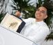 Apichatpong Weerasethakul avec sa Palme d'or pour Oncle Boonmee, celui qui se souvient de ses vies antérieures, après la cérémonie de clôture du 63e festival de Cannes le 23 mai 2010