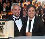 Gael Garcia Bernal et le lauréat de la Caméra d'or, Michael Rowe pour Année Bissextile, après la cérémonie de clôture du 63e festival de Cannes le 23 mai 2010
